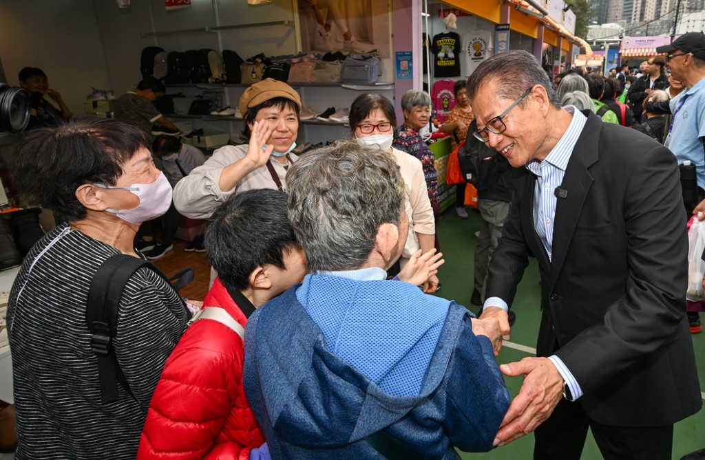 陳茂波在工展會上與市民交流。陳茂波網誌圖片 陳茂波在工展會上與市民交流。陳茂波網誌圖片