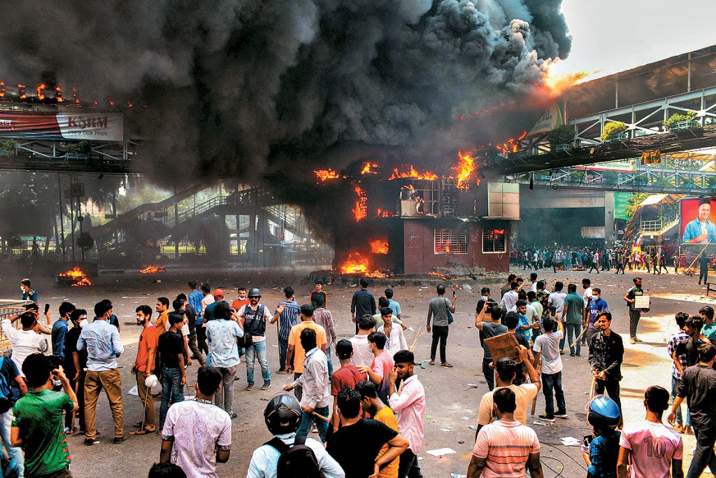 2024年7月，孟加拉示威者在首都达卡与警察发生冲突。