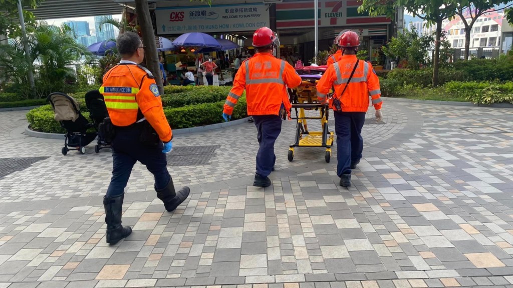 男子獲救後送往東區醫院搶救。fb「香港突發事故報料區及討論區」圖片