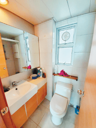 浴室備有闊鏡，方便日常裝身和梳洗。