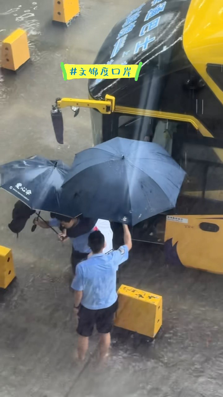2名邊檢人員輪流背起跨境女學生落車到入境大廳過關回家。小紅書片段 2名邊檢人員輪流背起跨境女學生落車到入境大廳過關回家。小紅書片段