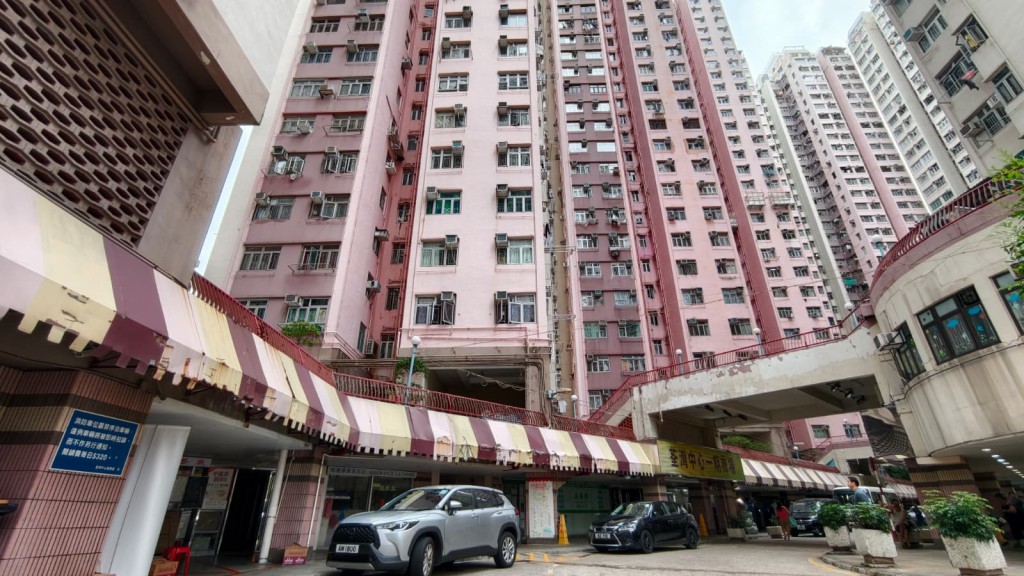荃灣中心一期商場及部分住宅大廈因電力裝置故障而停電。黃文威攝 荃灣中心一期商場及部分住宅大廈因電力裝置故障而停電。黃文威攝