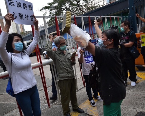 保衛香港運動到長沙灣警署支持警察。
