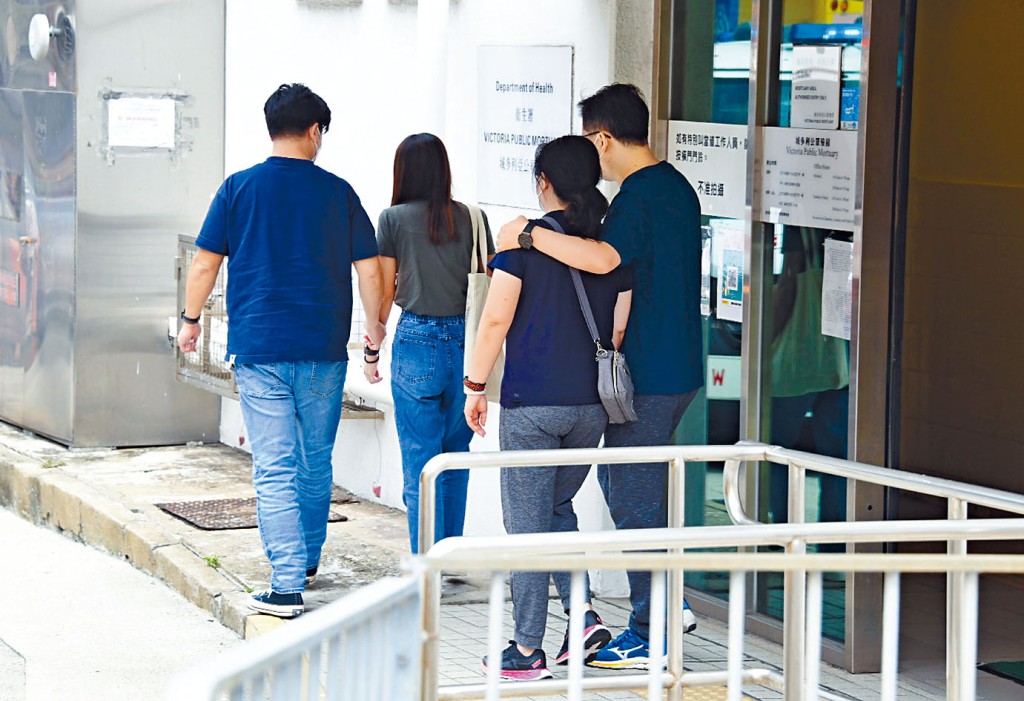 兩名女學生的親友昨在殮房認屍後黯然離開。