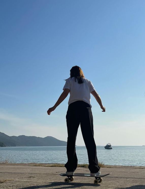 高海寧踩滑板。
