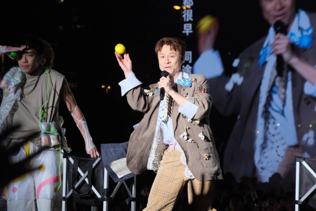 他興奮地將波波、毛巾掉落台，送給歌迷。 