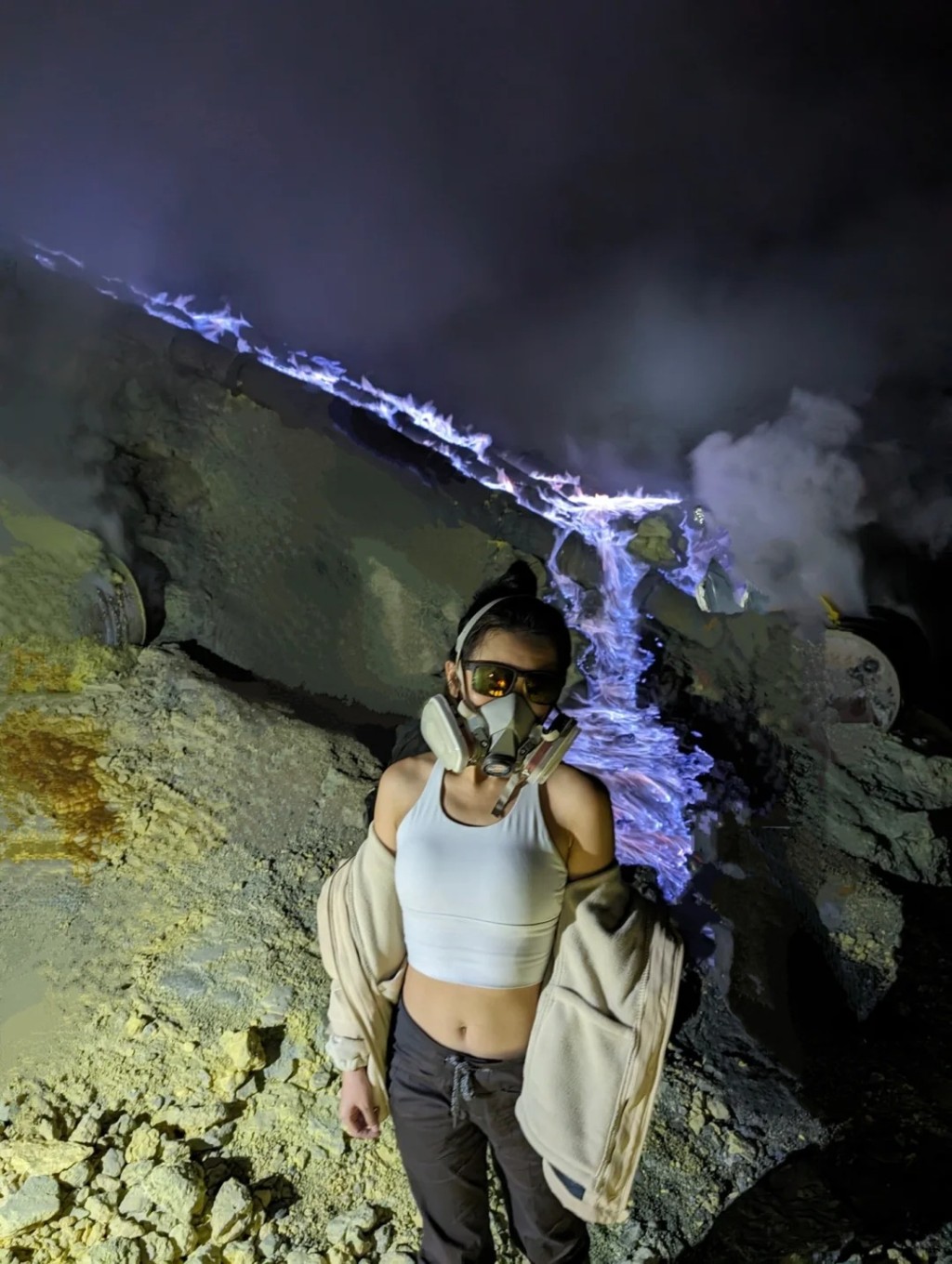 到印尼「伊真火山」观光，游鳷要戴上面罩保护。小红书