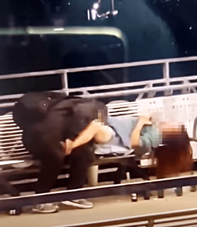 一對男女疑作出不雅行為。fb：香港交通及突發事故報料區