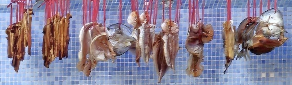 一字排开的咸鱼和腊肉。网上截图