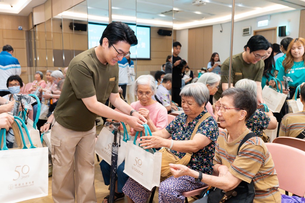 恒基兆业地产集团主席李家诚及李徐子淇,率领恒基温暖工程义工队和煤气温馨义工队成员在端午节前探访长者,送上集团50周年「爱心拐杖伞」和应节福袋。 恒基兆业地产集团主席李家诚及李徐子淇,率领恒基温暖工程义工队和煤气温馨义工队成员在端午节前探访长者,送上集团50周年「爱心拐杖伞」和应节福袋。