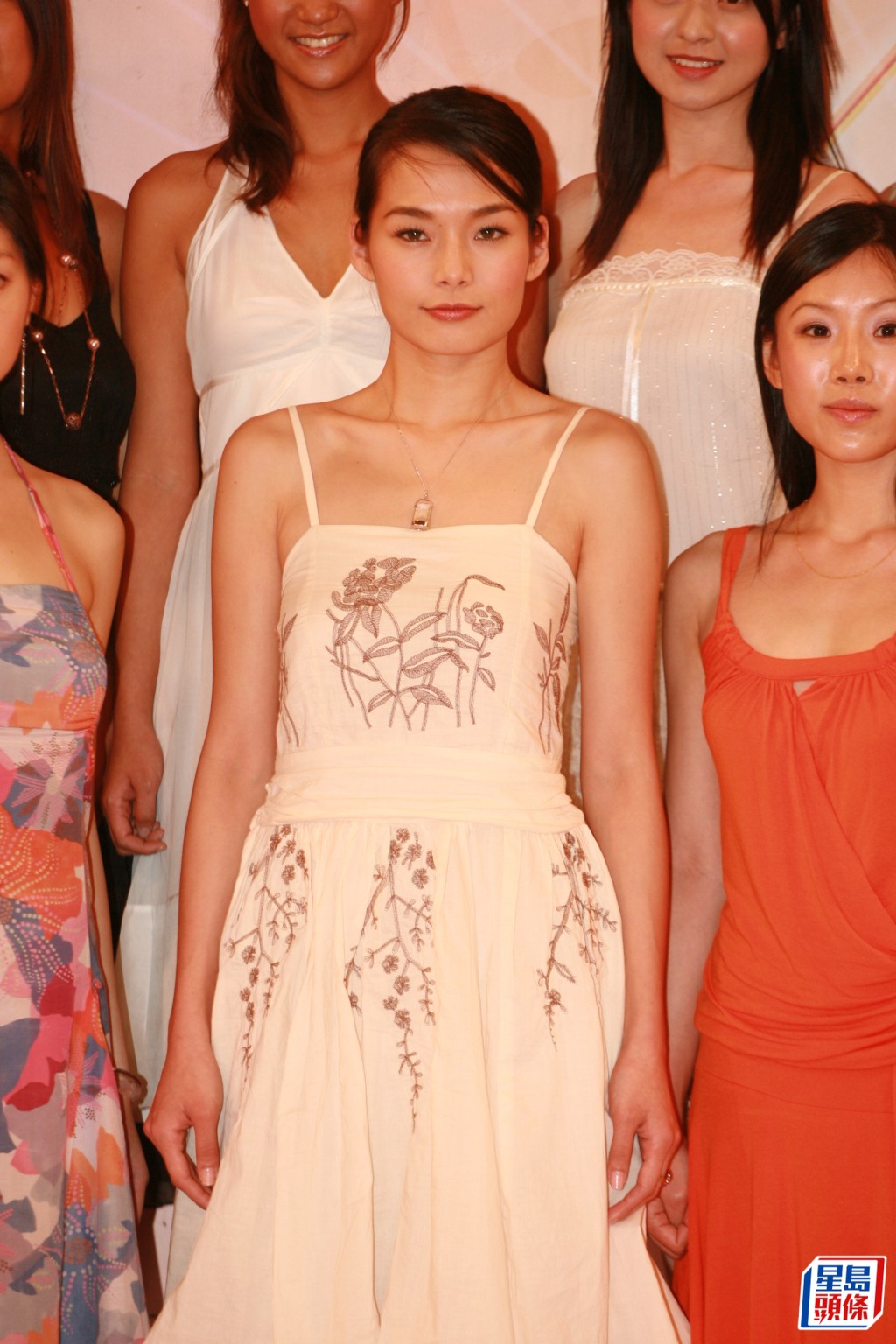 吕慧仪参加《2006年度香港小姐竞选》入行。