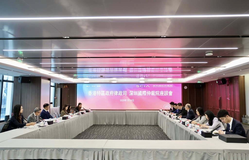 雙方舉行座談會。 雙方舉行座談會。