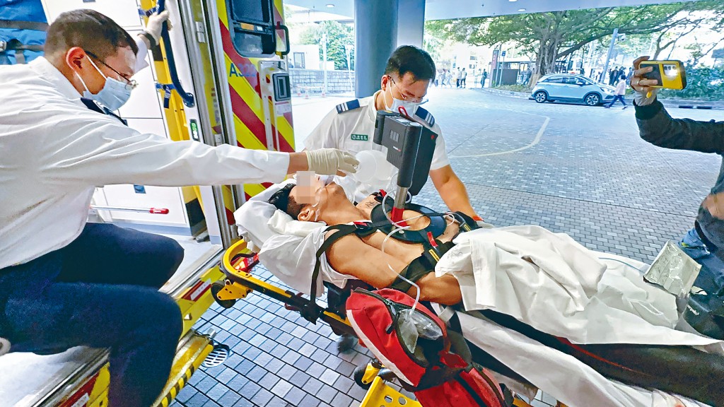 事主送院期間，需要救護員用自動心外壓機搶救。 