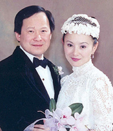 李赛凤于2001年与医生罗启仁结婚，嫁入豪门。