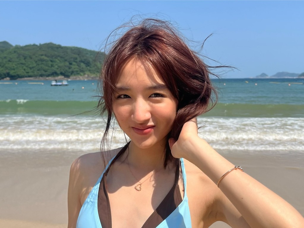 陽光下許恩怡大晒骨感美。