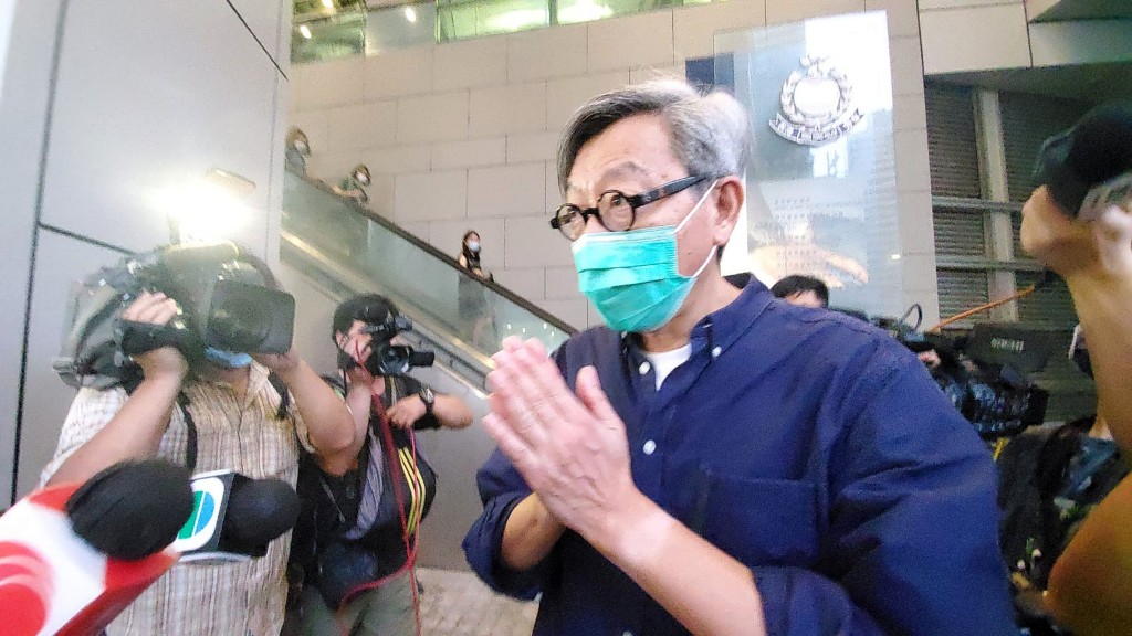 《蘋果日報》前社論主筆馮偉光於機場被捕。