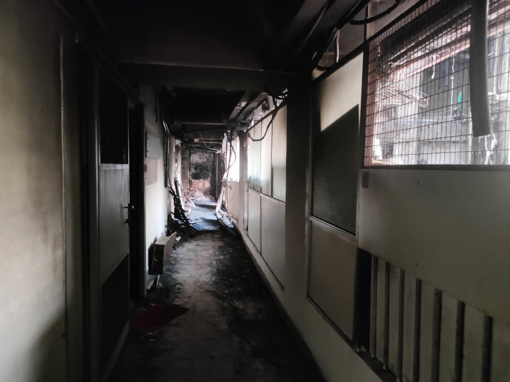 大厦一楼至三楼损毁严重，走廊至大门均烧至熏黑。