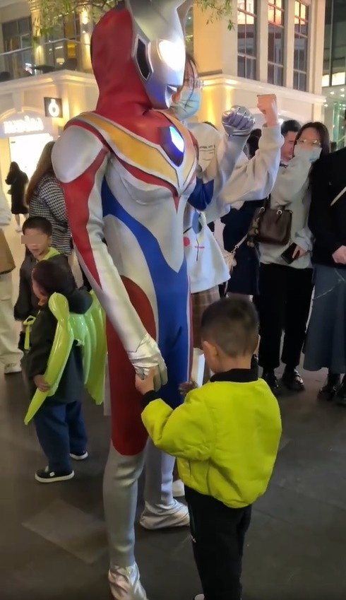 小童摸过超人的手臂后，将视线转到超人胯下。网上截