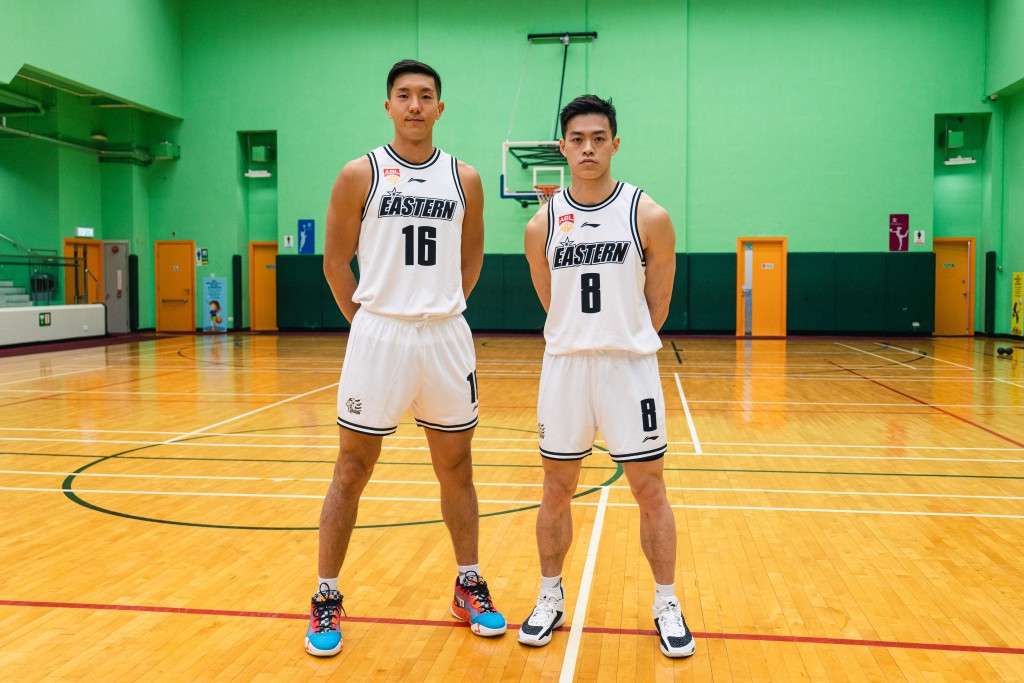  徐遠成(左)及陳兆榮出任隊長。 東方籃球隊圖片