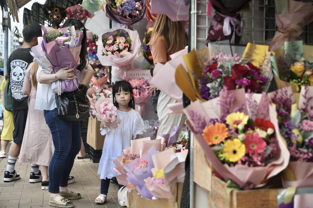 旺角花墟人流络绎不绝，不少市民高温天气下依旧前来挑选花束赠予母亲。陈浩元摄