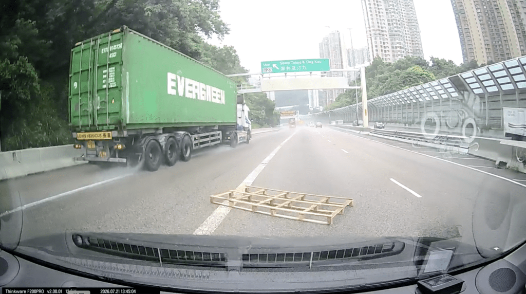 其中一塊卡板遺下在中線上。車cam L(香港群組)影片截圖 其中一塊卡板遺下在中線上。車cam L(香港群組)影片截圖