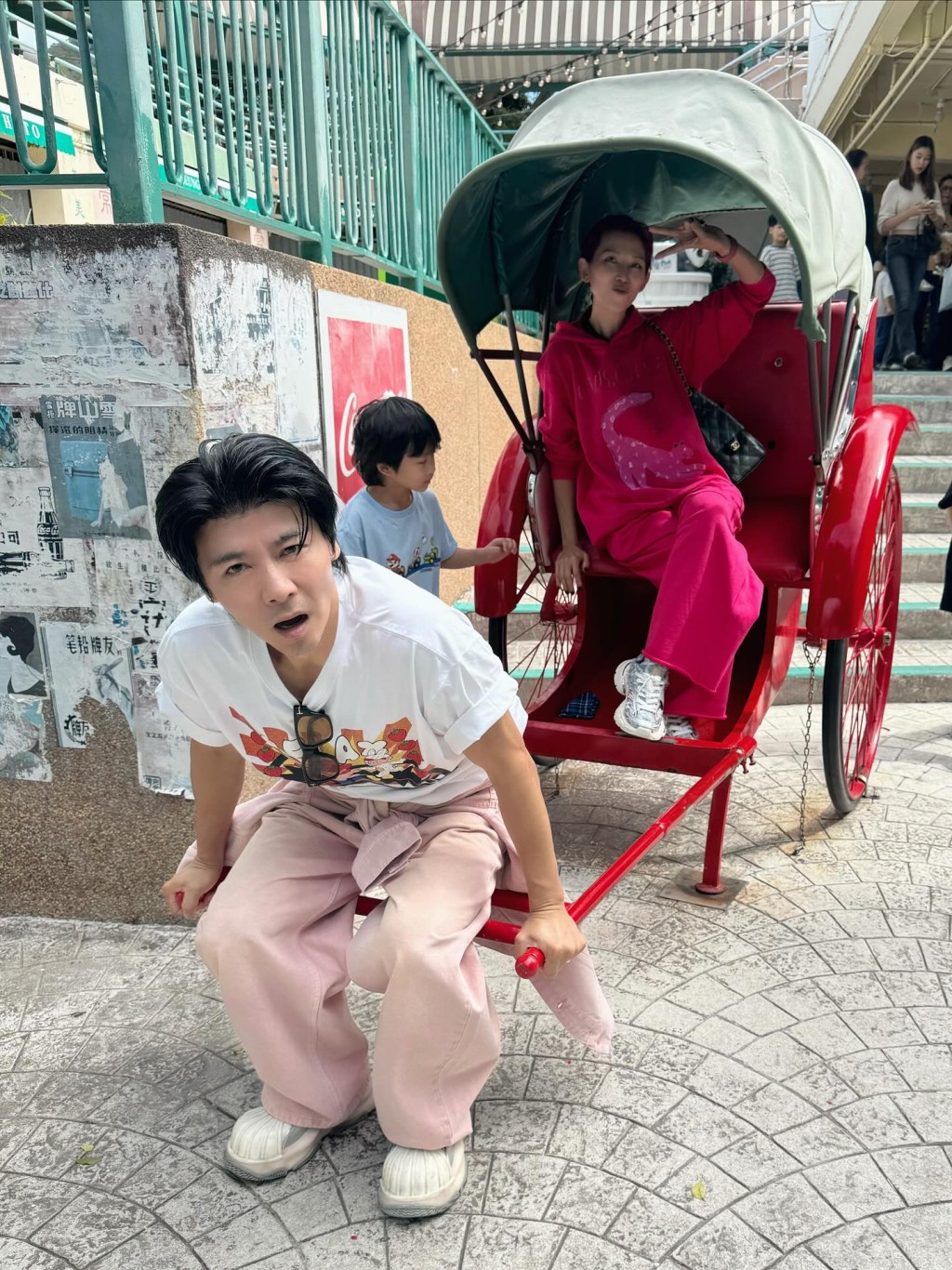 蔡少芬與張晉亦童心未泯,一時與公園吉祥物合照,一時又搞笑地坐上人力車,由張晉充當車夫。 蔡少芬與張晉亦童心未泯,一時與公園吉祥物合照,一時又搞笑地坐上人力車,由張晉充當車夫。
