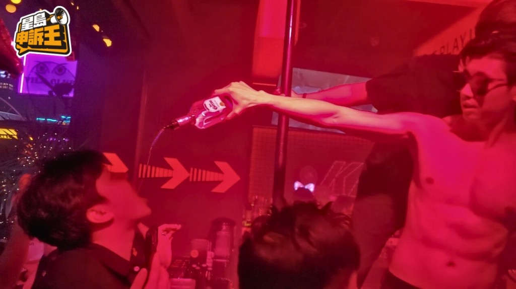 猛男們也很公道，除了餵女客人，男客人都有份大喝免費酒水。