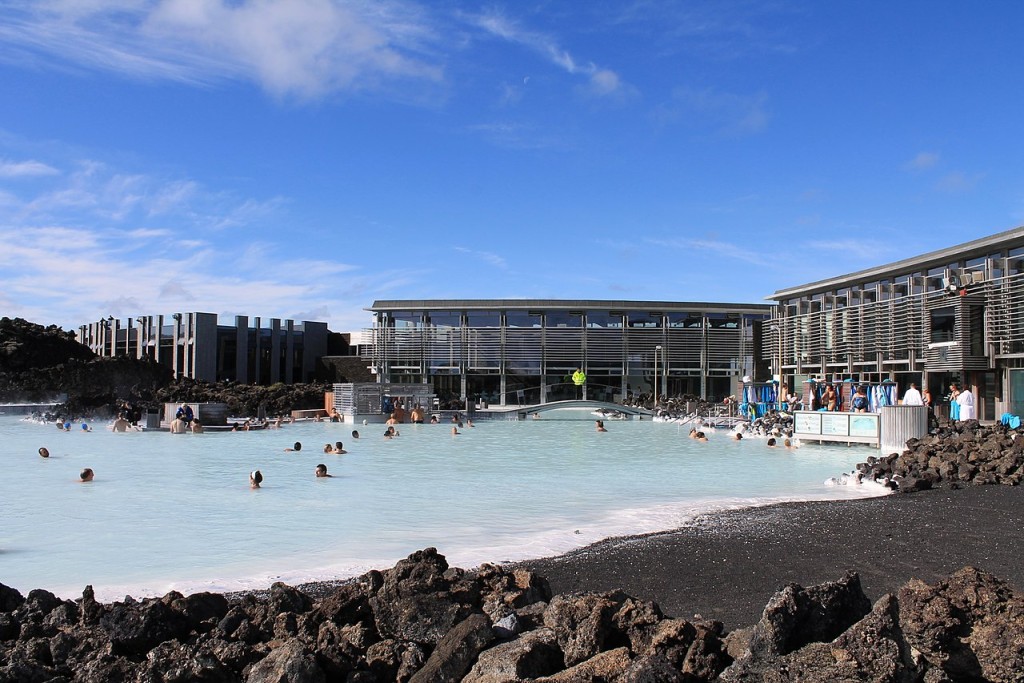冰島著名的旅遊聖地Blue Lagoon，是利用地熱發電廠資源而建的温泉。