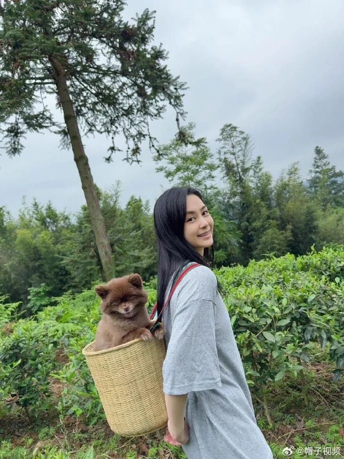 鍾欣潼帶著愛犬Kuma享受山林樂，一同親近大自然。