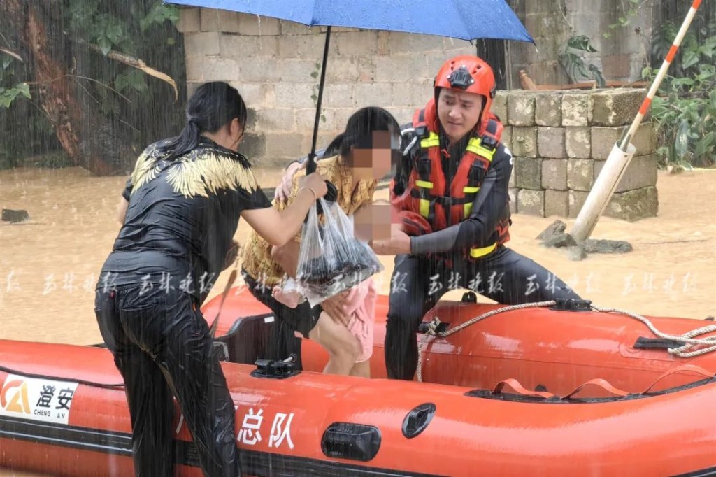 救援人员用橡皮艇救出受困居民。玉林晚报