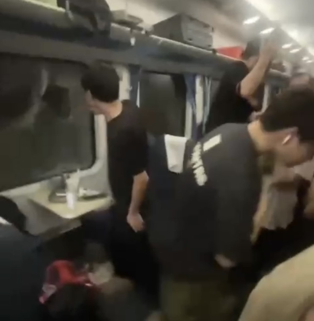 列車被撞脫軌浙江停運3小時悶熱難耐，乘客砸窗通風。抖音@22122670121 