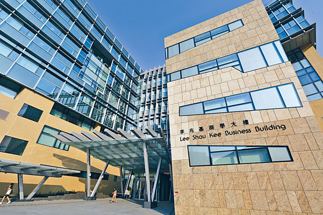 科大在一七/一八年度共录得七亿九千万元知识转移收益，高居八大之冠。主要原因或与持续专业培训计划，将EMBA和MBA等深造课程的收益纳入计算有关。