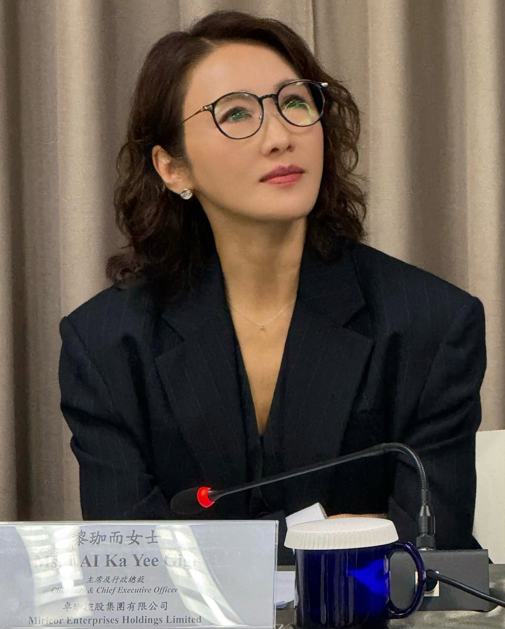 黎姿在社交平台分享多張相片,展示她以集團主席兼行政總裁身份,出席旗下上市公司股東週年大會。 黎姿在社交平台分享多張相片,展示她以集團主席兼行政總裁身份,出席旗下上市公司股東週年大會。