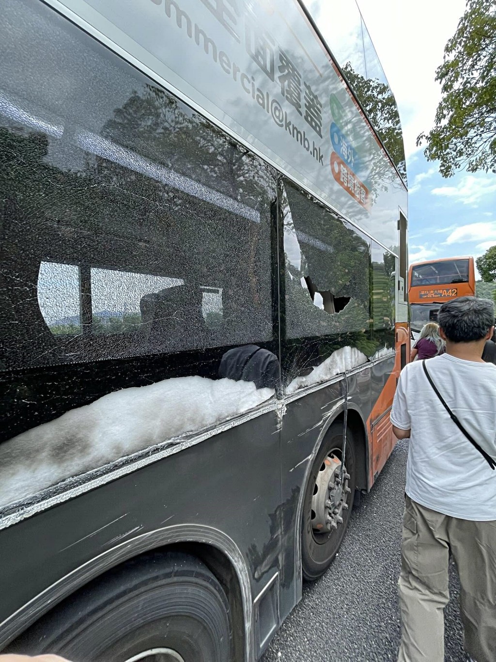 巴士左邊車身玻璃爆裂。Threads