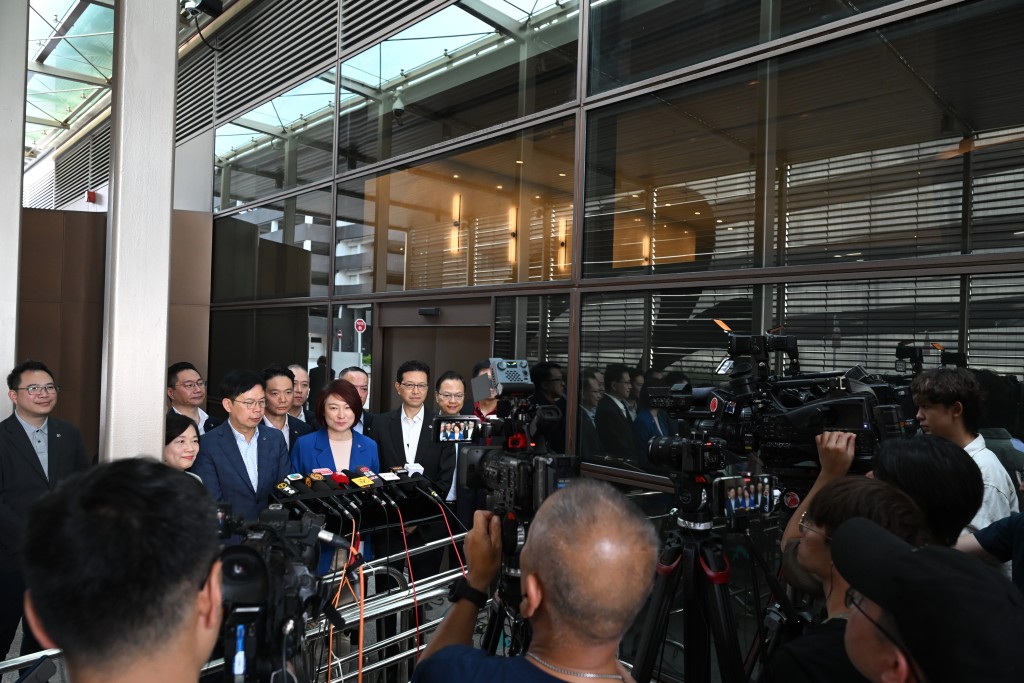 立法會議員前往北京參加國家事務研修考察前於機場會見傳媒。劉駿軒攝 立法會議員前往北京參加國家事務研修考察前於機場會見傳媒。劉駿軒攝