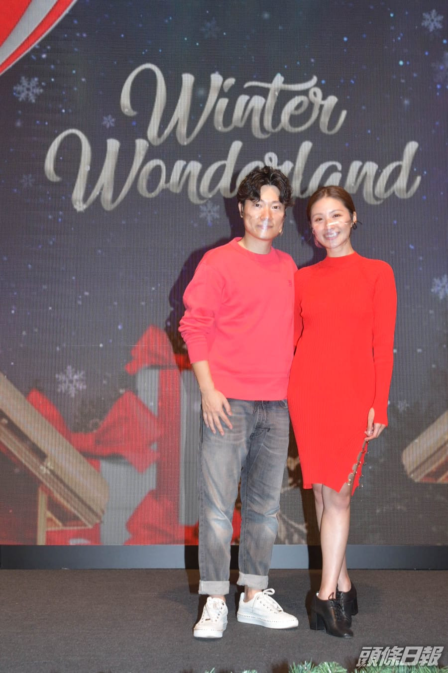現年38歲的何傲芝較早前低調與富貴男友董必政結婚,何傲芝是前港姐何傲兒(現名何天兒)家姐,曾經短暫擔任《東張西望》主持,亦曾經拍攝劇集《東西宮略》及《依家有喜》,不過她加入TVB不久便淡出娛圈,轉而回到老本行做馬評人,而她是至今唯一嫁入豪門的《東張》女神,她的丈夫是「帝皇翡翠」創辦人董吳玲玲之子,身家相當豐厚,是正宗的名門望族,成功升呢做闊太!