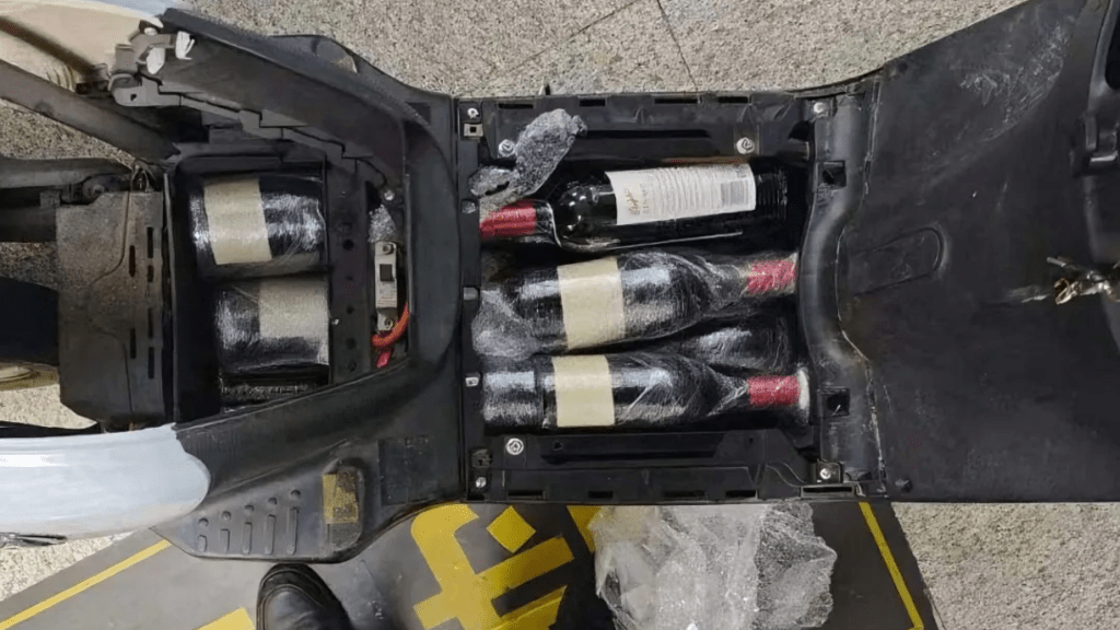 拆開腳踏板發現內藏酒類。 海關發布 拆開腳踏板發現內藏酒類。 海關發布