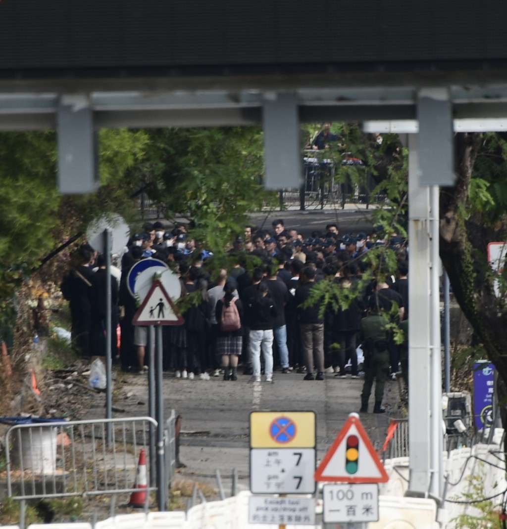 死者家屬到達現場路祭。梁國峰攝