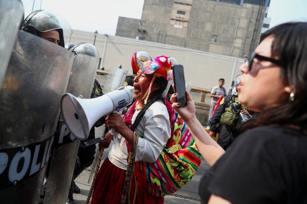 秘鲁的反政府示威持续。路透社