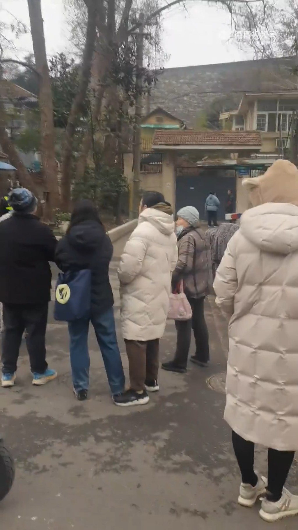 有民众在徐湖平住所外议论纷纷。