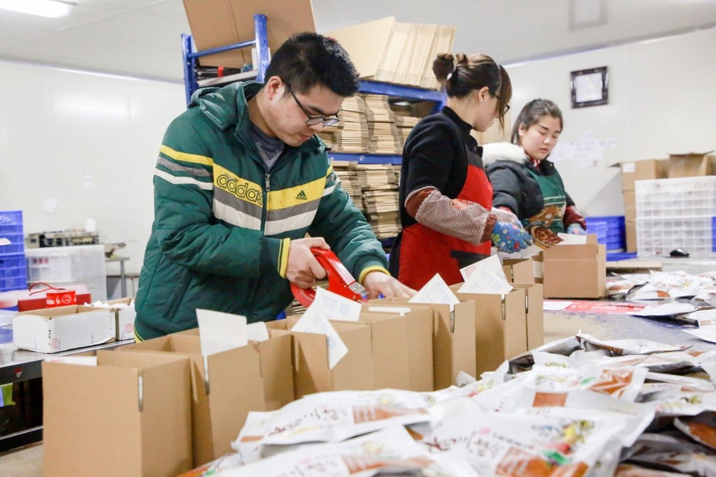 员工分发兔头快递。网上图片