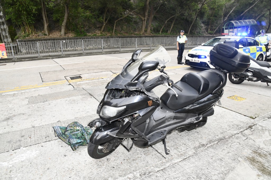 一輛電單車駛至上址時撞向一名男童。徐裕民攝 一輛電單車駛至上址時撞向一名男童。徐裕民攝