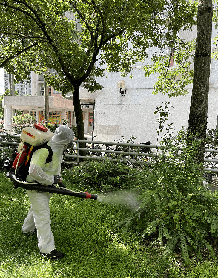 食环署人员在天水围天瑞（一）邨进行灭蚊和防蚊工作。政府新闻处