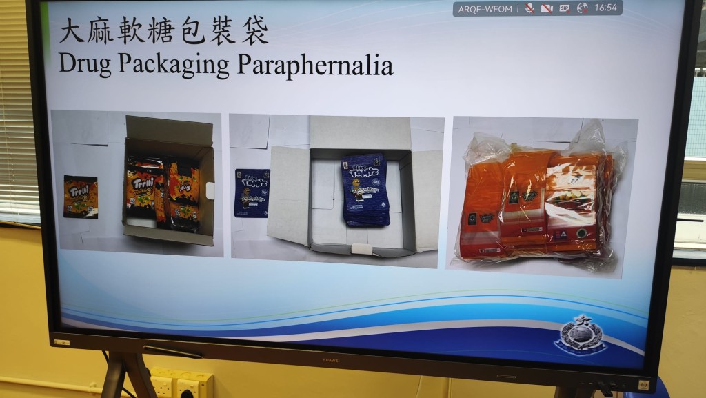 警方在單位內檢獲大量大麻軟糖包裝袋。 警方在單位內檢獲大量大麻軟糖包裝袋。