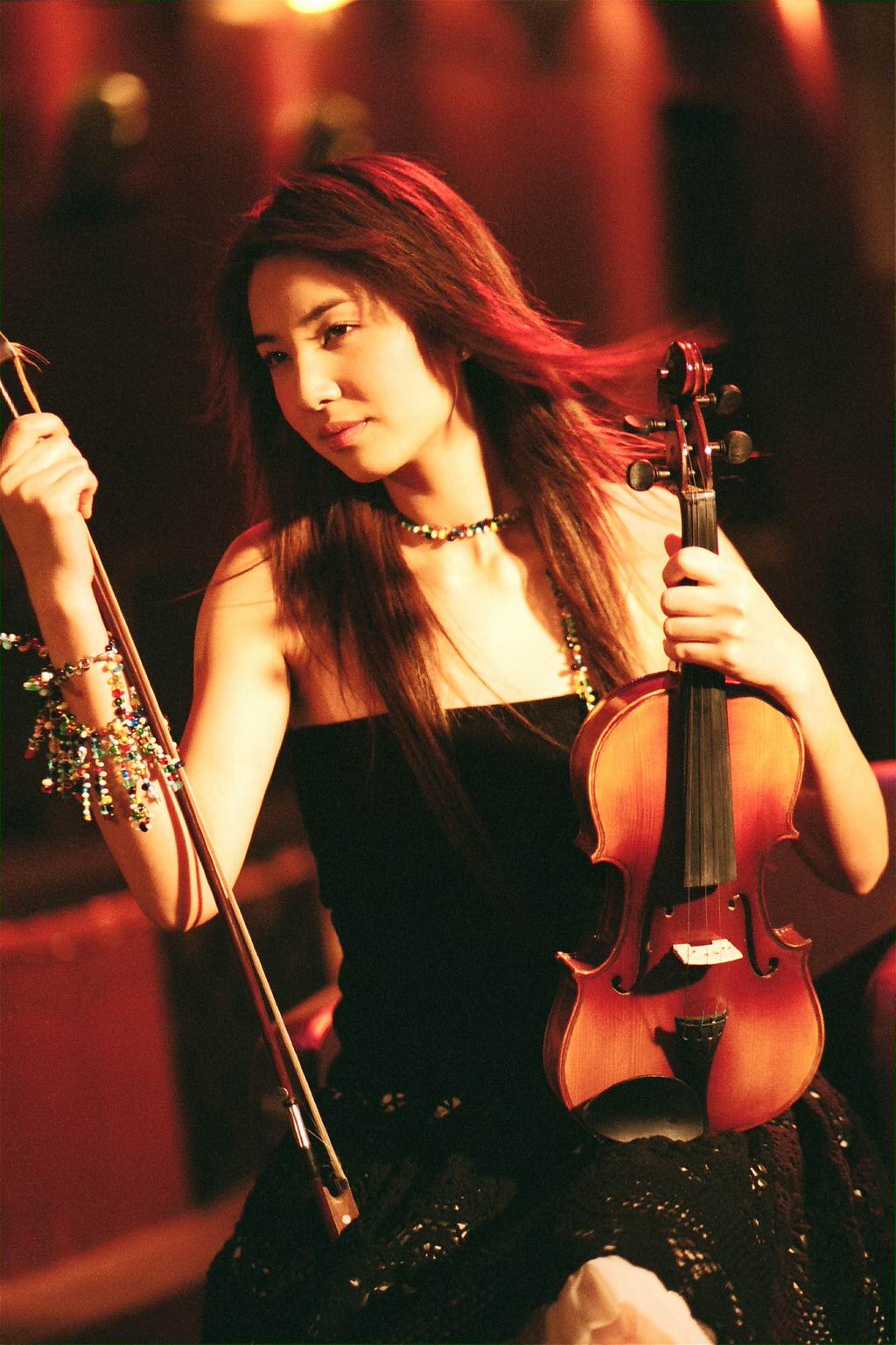 郑希怡当年推出不少跳唱歌，成为一代“舞后”。