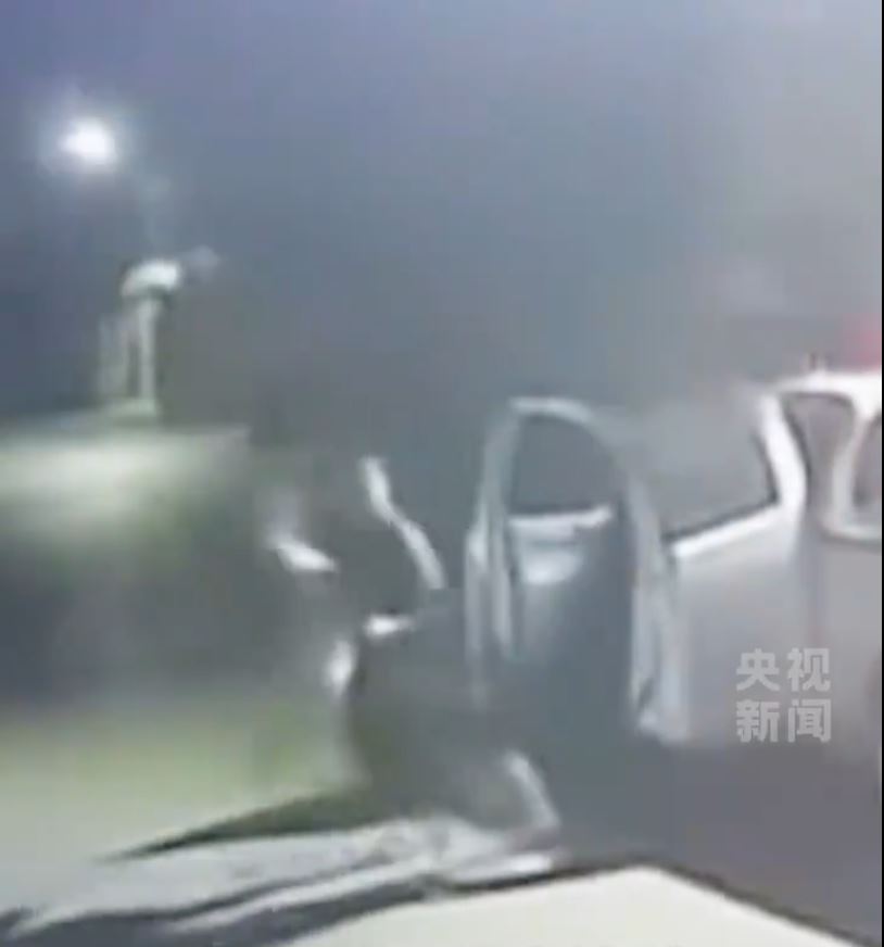 白衣男逃出车后，夺力救出后座1男2女中国同胞。央视