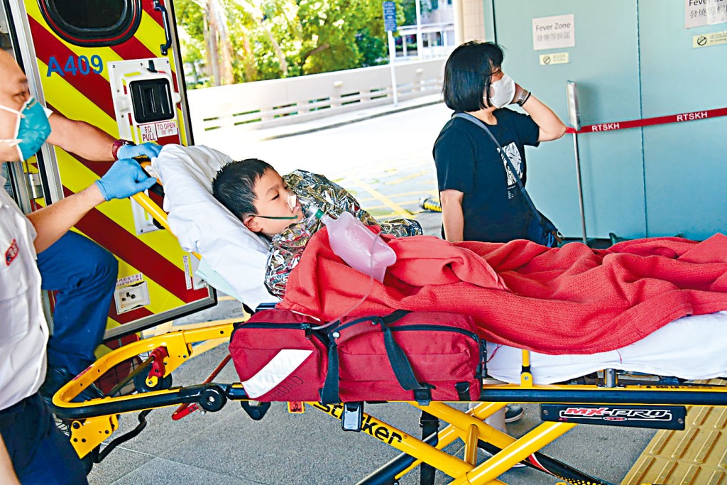 四歲男童游水遇溺險死，最終獲救。右圖為男童女親友陪同送院。