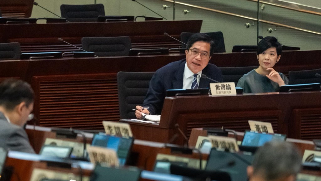 財政司副司長黃偉綸與房屋局局長何永賢昨日（23日）到立法會房屋事務委員會進行特別會議，向議員詳述有關安排。何永賢FB圖片