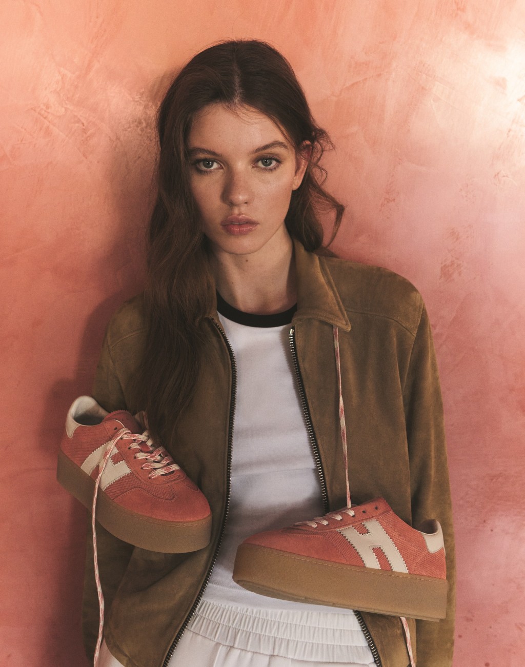 Hogan Cool运动鞋的鞋面以麖皮打 造，侧面饰以锯齿状H标志，记忆 泡棉鞋垫提供柔软舒适感。（$3,600）