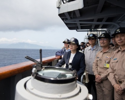 蔡英文以三軍統帥的身分視導操演。
